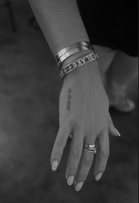 Hand Date Tattoos, Date On Hand Tattoo, Date Hand Tattoo, Wedding Date Tattoo Finger, Tattoos Of Dates, Wedding Date Tattoo, Wedding Date Tattoos, Tattoo Main, Date Tattoo