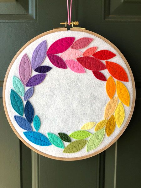 Simpul Makrame, Embroidery Hoop Crafts, Embroidery Hoop Wall, Embroidery Hoop Wall Art, Felt Wreath, Felt Embroidery, Pola Sulam, Handwork Embroidery Design, Simple Embroidery