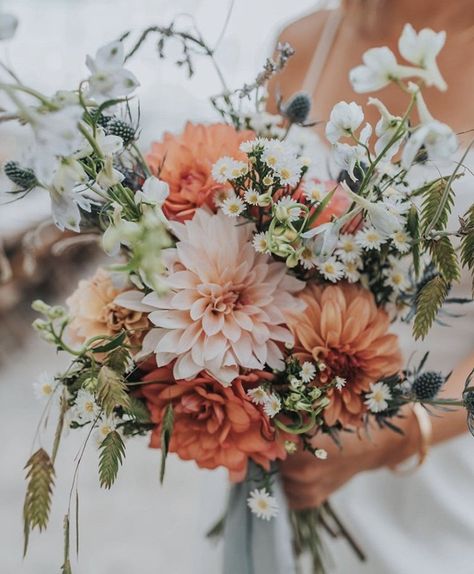 Rustic Orange Flower Arrangements, Wedding Colors For Outdoor Weddings, Summer Bouquet Flowers Wedding, September Wedding Bouquets Simple, Sunset Wedding Bouquets, Fall Bridesmaid Bouquets, September Wildflower Bouquet, October Flowers Wedding, November Flower Bouquet