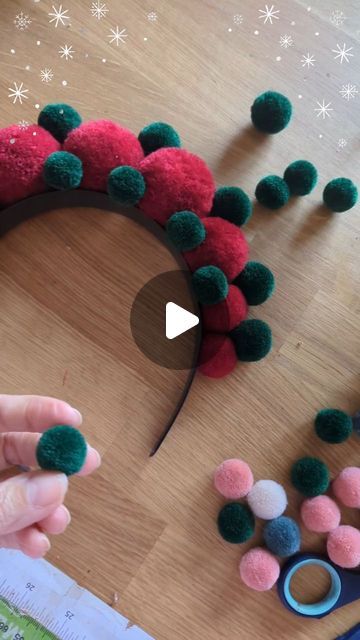 El año pasado hice una diadema de Navidad con pompones y elfos. En mi cuenta de Instagram podeis ver el resultado final Christmas Headband Diy, Pom Pom Headband, Pom Pom Maker, Christmas Crafting, Christmas Headband, Christmas Inspo, Diy Headband, Sewing Supplies, Craft Inspiration