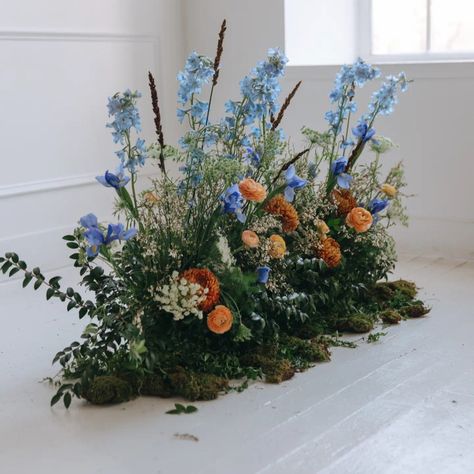 Floral Floor Arrangements, Moss Flower Arrangements, Floor Flower Arrangements Wedding, Meadow Installation, Meadow Arrangement, Floor Flowers, Wedding Proposal Ideas Engagement, June Wedding Flowers, Moss Centerpieces