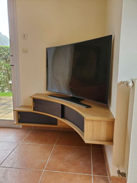 Corner Unit Living Room, Corner Tv Ideas, Modern Corner Tv Stand, Corner Tv Cabinets, Ruang Tv, Panel Ideas, Tv Unit Furniture Design, Corner Tv Unit, Tv Cabinet Design