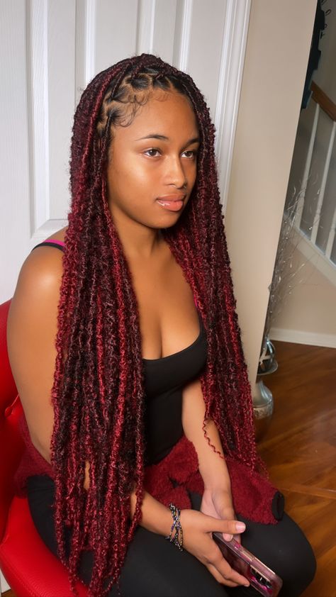 Wine Red Hair Styles, Soft Locs With Red Peekaboo, Red Protective Styles On Black Women, Faux Locs Red And Black, Fall Locs Black Women, Black And Burgundy Soft Locs, Burgundy Butterfly Locs Black Women, Burgundy Protective Hairstyles, Burgundy Goddess Locs