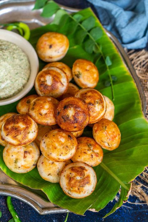 Paniyaram Recipes, South Indian Snacks, South Indian Breakfast Recipes, South Indian Breakfast, Food Is Good, Breakfast Recipes Indian, Kerala Food, Vegetarian Fast Food, Coconut Chutney