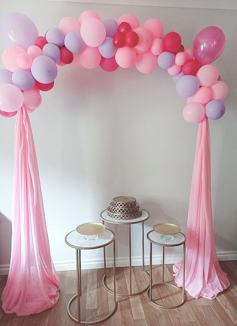 This arch is made of hula hoop on top and floor lamp stand on both sides. Great for photo both or cake table. Hula Hoop Party Decor, Balloon Arch Cake Table, Floor Lamp Balloon Stand, Hula Hoop Decoration Balloon, Table Top Balloon Arch, Hoola Hoop Diy Decor, Hoop Balloon Arch, Hula Hoop Balloon, Table Balloon Arch