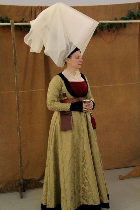 1000+ images about CoiffeS dans l'Art on Pinterest | Portrait ... 15th Century Gown, 1400s Fashion, Period Dresses, Middle Ages Clothing, Big Hats, Medieval Garb, Medieval Clothes, Century Dress, Period Clothing