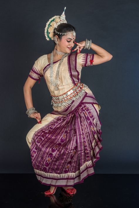 Odissi Dance  Aishwarya Hegde India Dancing, Indian Dances, Odissi Dance, Bharatanatyam Costume, Indian Classical Dancer, Bharatanatyam Poses, Dance Of India, Female Photography, Professional Dancer