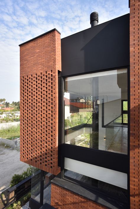 Gallery of Maziar Brick House / Naghshe Khak Architectural Group - 41 Modern Brick House, Brick House Designs, Home Designs Exterior, Brick Cladding, Brick Detail, Brick Architecture, Brick Facade, Design Exterior, Building Facade