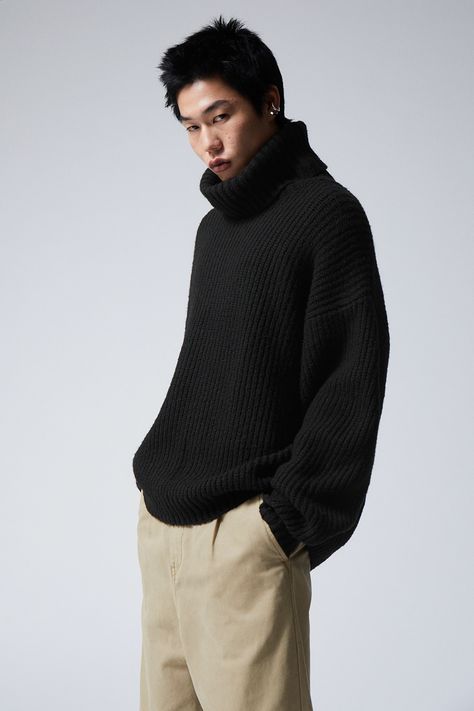 Men's Turtlenecks, Swedish Street Style, Turtle Neck Men, Knitted Turtleneck, Men's Sweatshirts, Oversized Turtleneck, Turtle Neck Jumper, Wide Trousers, Fitted Turtleneck