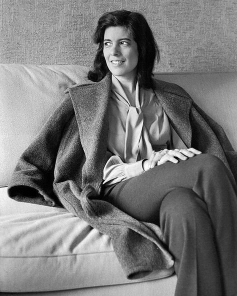 LM Inspiration: Susan Sontag, photographed by Annie Leibovitz. Penelope Cruz, Annie Leibovitz, Writers And Poets, Henri Cartier Bresson, Hbo Documentaries, Susan Sontag, Women Writers, French Photographers, Jackie O