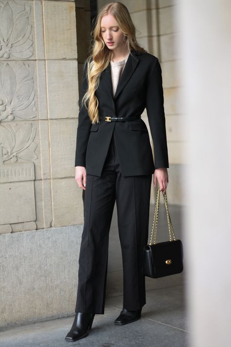 All black outfit, minimal outfit, minimal streetstyle, classy outfit, black suit for women, Celine belt, blond hair Black Celine Belt Outfit, Celine Belt Outfit Women, Celine Triomphe Belt Outfit, Classy Daily Outfits, Black Blazer Outfits For Women Work, Celine Belt Outfit, Classy All Black Outfit, Celine Triomphe Belt, Blazer Outfits For Women Work