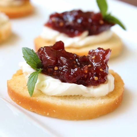 Fig and Onion Spread | "A great pairing of savory and sweet without it being overly sweet or tart, it was right on the money!" Rhubarb Chutney, Toast Aperitif, Savory Jam, Fig Jam Recipe, Fig Spread, Fingerfood Party, Fig Recipes, Fig Jam, Spread Recipes