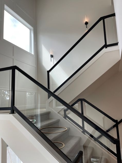 Black And Glass Banister, Staircase Design Glass Railings, Stairs Glass Railing Design, Stairs With Glass Railing, Glass Stairway, Glass Staircase Railing, Glass Railing Stairs, Glass Handrail, Indoor Railing