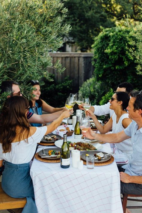 Dinner Party People, Italian Dinner Party, Hosting Dinner, Camille Styles, Dinner Party Summer, Outdoor Dinner, Italian Dinner, Lemongrass Essential Oil, Party Photography