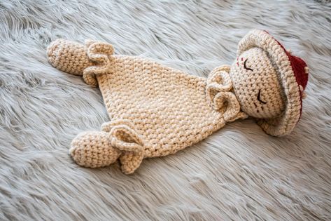 Greetings fellow creatives and crocheters! If you're looking for amazing creative ideas and free crochet patterns, don't hesitate to click the link above! 🐭 Snuggler Crochet Pattern, Forest Themed Nursery, Baby Shower Unique, Crochet Woodland, Crochet Baby Gifts, Small Blanket, Crochet Nursery, Lovey Pattern, Crochet Lovey