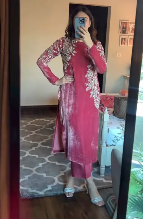 Shocking Pink Velvet Dress Pakistani, Cutdana Work Embroidery Kurti, Pink Velvet Dress Outfit, Velvet Suit Design, Shadi Dresses, Lehenga Designs Simple, Velvet Dress Designs, Pakistani Fancy Dresses, Pakistani Dresses Casual