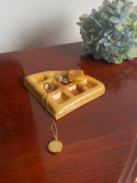 Waffle jewelry/ trinket holder. Handmade polymer clay catchall Pancake Trinket Dish, Polymer Clay Match Holder, Pottery With Air Dry Clay, Homemade Jewelry Holder Clay, Clay Jewelry Holder Ideas, Clay Bracelet Holder, Air Dry Clay Ring Holder, Clay Polaroid Holder, Diy Trinket Dish