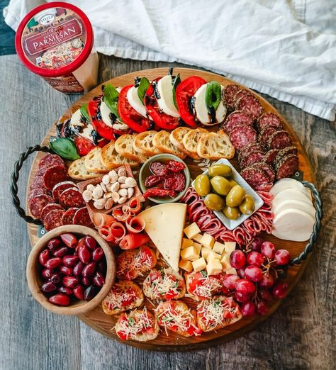 Italian Charcuterie Board. A beautiful Italian Charcuterie board filled with Italian meats and cheeses and paired with sauces, fruits, and vegetables. Perfect to pair with your Italian meal. Italian Charcuterie Board Ideas, Pizza Charcuterie Board, Italian Cheese Board, Meat And Cheese Charcuterie Board, Lunch Charcuterie, Italian Charcuterie Board, Dinner Charcuterie, Italian Charcuterie, Italian Platter