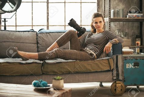 like "legs" pose on couch Poses On Couch, Sofa Poses, Laying On Couch, Sofa Drawing, Sitting Pose Reference, Woman Laying, Body Study, Lay Photo, Listening Music