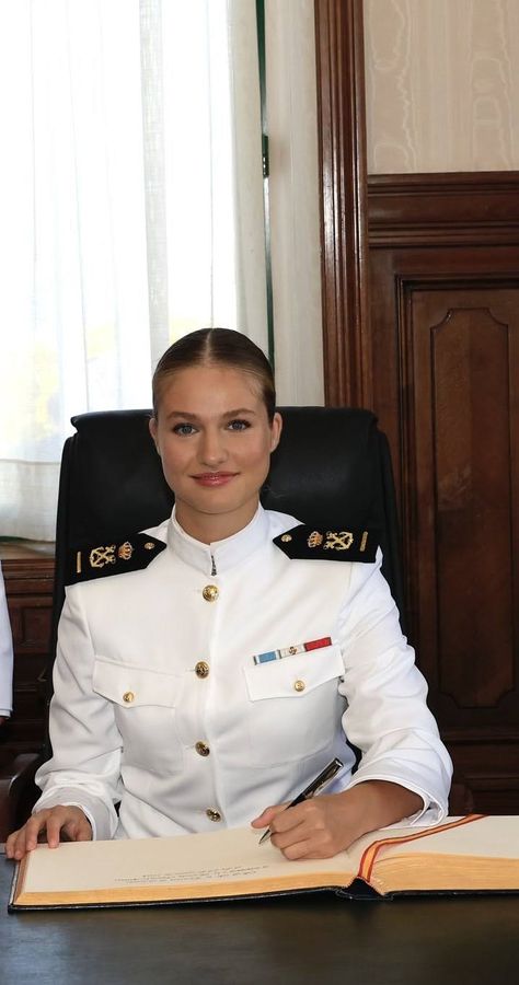 Princess Leonor looked beautiful in white Spanish Navy uniform in Marine. The Princess of Asturias, Leonor, began her second year of military training at the Marine Naval school. Princess Leonor Military, Spain Princess Leonor, Princess Of Spain Leonor, Princess Leonor Of Spain, Leonor Of Spain, Fake Gifts, Leonor Princess, Leonor Princess Of Asturias, New Frock