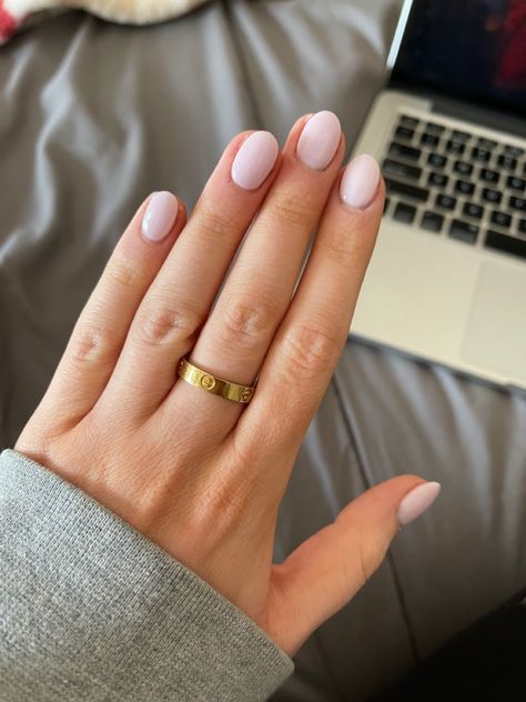 Short almond dip powder nails Simple Dipped Nail Ideas, Nail Inspo For Small Nails, Short Almond Oval Nails, Trendy Neutral Nails Short Round, Short Nail Inspo Neutral, Short Simple Dip Nails, Short Oval Pearl Nails, Rounded Neutral Nails, Oval Nail Shape Short