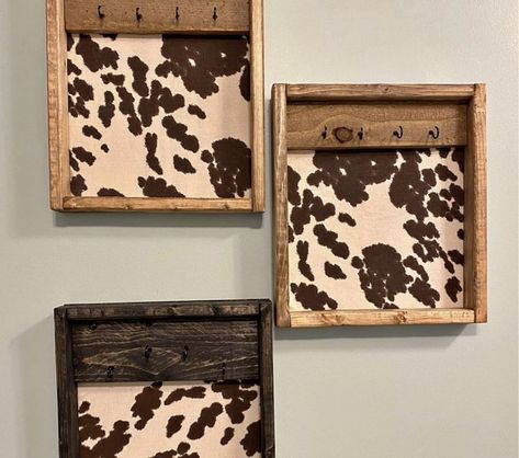 Cowhide Jewelry Holder, Country Western Craft Ideas, Wood Western Decor, Cowhide Projects Ideas, Western Hanging Decor, Western Boho Diy Decor, Cow Print Wall Decor, Diy Western Gift Ideas, Western Craft Fair Display