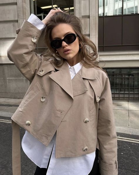 Curvy Winter Outfits, Trench Coat Street Style, Fall Coat Outfit, Trench Outfit, Cropped Outfits, Trench Coat Fall, Cropped Trench Coat, Short Coats Women, Trench Coat Outfit