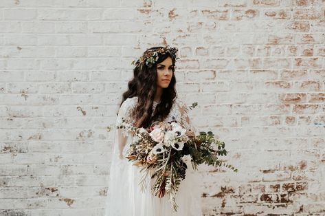 flower crown bride Bohemian Wedding Hair, Daisy Headband, Flowers Instagram, Boho Wedding Hair, Bridal Flower Crown, Savannah Wedding, Bright Florals, Flower Crown Wedding, Bohemian Bride