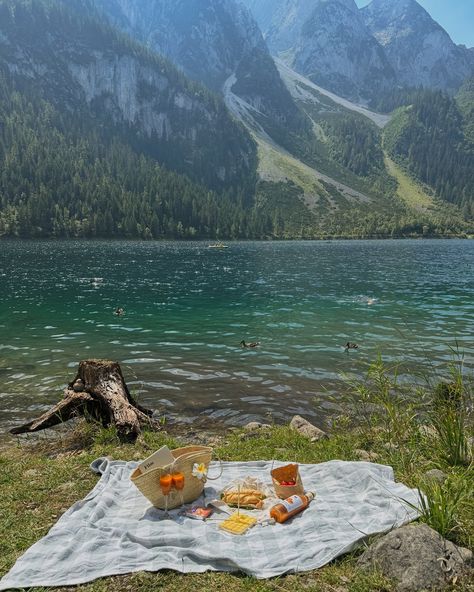 𝒜𝓁𝓅𝒾𝓃𝑒 𝓁𝒶𝓀𝑒 𝓅𝒾𝒸𝓃𝒾𝒸 🏔️🧺🍓 picnic, lake, aesthetic, alps Mountain Lake Aesthetic, Lakeside Aesthetic, Alps Aesthetic, Lake House Aesthetic, Lake Aesthetics, Lake Picnic, August Aesthetic, Mountains And Lake, Lake Vibes