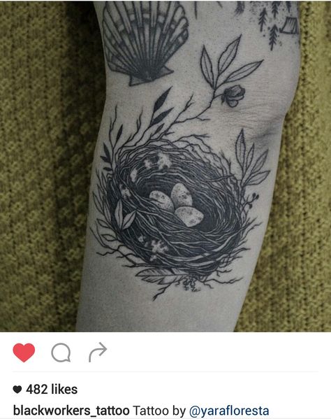 Black amd gray bird's nest tattoo by @yarafloresta Nest Tattoo, Love Bird Tattoo Couples, Swallow Bird Tattoos, Tattoo Sites, Etching Tattoo, Bird Tattoo Wrist, Tattoo Meaning, Half Sleeve Tattoo, Birds Tattoo