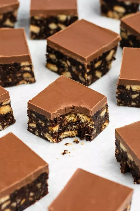 Easy Chocolate Tiffin Recipe - Scottish Scran Christmas Tiffin, Bonfire Recipes, Chocolate Tiffin Recipe, No Bake Slice, Chocolate Tiffin, Scottish Scran, Chocolate Traybake, Sweet Slices, Chocolate Concrete