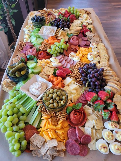 Small Wedding Grazing Table Ideas, Summer Buffet Food Ideas Garden Parties, Small Grazing Table Ideas, Graze Board, Grazing Food, Charcuterie Cups, Charcuterie Appetizers, Charcuterie Board Meats, Charcuterie Ideas