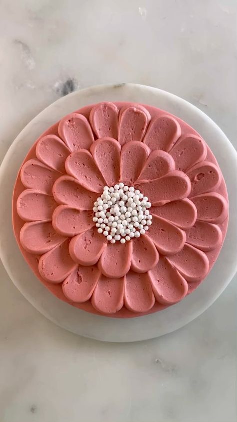 One Color Cake Decoration, Diy Cake Designs Simple, Buttercream Petal Cake, Easy Cakes Decoration, Easy Pink Cake Decorating, Easy Floral Birthday Cake, Simple But Pretty Cakes, Diy Flower Cake Decorating, Pretty Cakes Simple