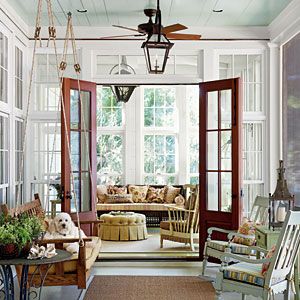 la séparation Screened Porch Designs, Balkon Decor, Southern Living House Plans, Blue Ceilings, Casa Country, Porch Design, Floor To Ceiling Windows, A Living Room, Porch Patio