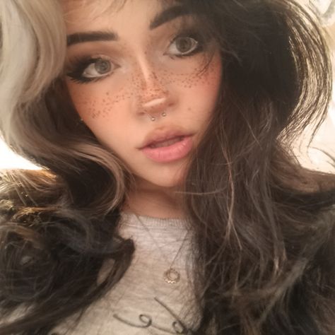 Egirl makeup with eyeliner and nose contour. Cat Nose Contour, Alt Nose Contour, Egirl Nose Contour, Cat Nose Makeup, Freckles Contour, E Girl Eyeliner, Eyeliner Freckles, Egirl Eyeliner, Egirl Makeup Looks