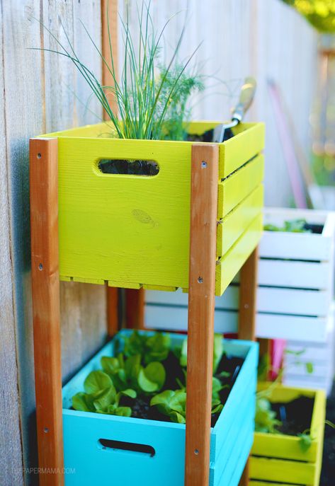 Lovely Rainbow Vertical Garden DIY - The Paper Mama Wooden Crate Plant Stand, Diy Porch Garden, Wooden Crate Planters, Diy Stackable Planters, Wooden Crates Garden, Crate Garden, Shelf Garden, Rainbow Garden, Build Yourself