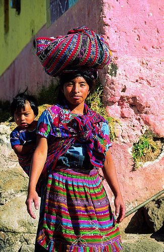 Mujer maya en el vestido tradicional, el mercado de Chichicastenango, Guatemala Chichicastenango, World Cultures, America Latina, We Are The World, Cultural Diversity, Folk Costume, People Of The World, Traditional Dress, 인물 사진