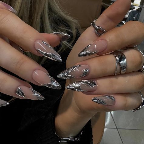 Ongles Goth, Sliver Nails, Silver Acrylic Nails, Almond Press On Nails, Silver Nail Art, Chrome Nails Designs, Hard Nails, Gothic Nails, Pumpkin Nails