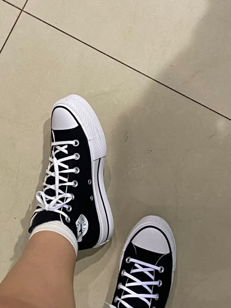 Ateez Concert Outfit, Converse Platforms, Floral Converse, Cute Converse Shoes, Converse Fits, Casual Shoes Women Sneakers, Nike Shoes Women Fashion, Girlfriend Aesthetic, Cute Converse