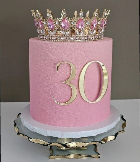 35 Birthday Decoration Ideas For Women, 27 Th Birthday Cake, Queen Cake Ideas, Queen Birthday Cake, 35 Birthday Decorations, 30th Birthday Cake For Women, Alcohol Birthday Cake, Queens Birthday Cake, 30th Birthday Cake