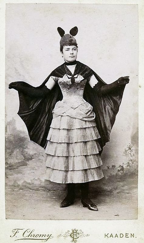 vintage everyday: Vintage Photos of Funny Halloween Costumes From Between the 1900's to 1920's Victorian Fancy Dress, Old Halloween Costumes, Fancy Dress Ball, Vintage Halloween Photos, Victorian Halloween, Halloween Decor Diy, Popular Costumes, Bat Costume, Vintage Halloween Costume