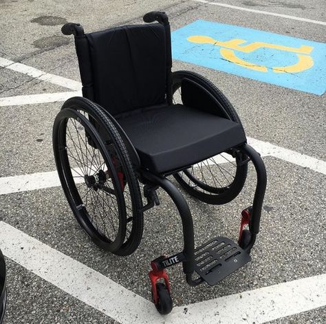 my first custom chair! tilite aero z ❤️ Wheel Chair Aesthetic, Mobility Aids For Pots, Wheelchair Hacks, Custom Wheelchair, 1963 Chevy Impala, Disabled Fashion, Lightweight Wheelchair, Horse's Neck, Differently Abled