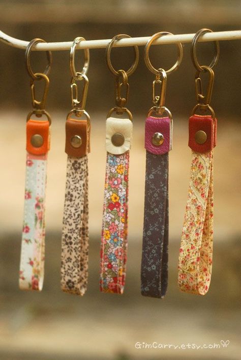 Key Fobs Diy, Mini Albümler, Cute Key Chain, Chain Ideas, Diy En Cuir, Leather Scraps, Camera Strap, Diy Keychain, Leather Projects