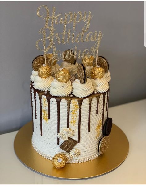 Vanilla Oreo Cake, Cake Chocolate Ganache, Birthday Drip Cake, Super Moist Chocolate Cake, Vanilla Oreo, Buttercream Birthday Cake, Candy Birthday Cakes, Chocolate Cake Designs, Chocolate Drip Cake