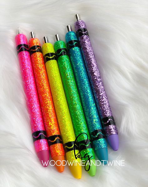 These refillable glitter inkmate gel pens are perfect for the teachers in your life! Glittered to look like their favorite markers/crayon, just add a name for the perfect gift!  Teachers appreciation, end of the year teacher gift, holiday teachers gift these are perfect for any occasion!  *listing is per ONE pen *Each pen with a colored tip comes with THAT color ink, PLUS one black ink refill. Spring will need to be kept for refills If you would like another color please don't hesitate to messag Resin Pen Ideas, Glitter Pen Ideas, Glitter Pens Epoxy Ideas, Uv Resin Pens, Epoxy Pens Ideas, Bling Pens, Custom Ink Pens, Glitter Pens Art, Diy Rhinestone Crafts