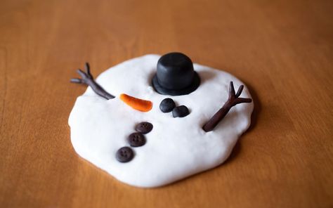 Family craft: A snowman you can melt again and again | INFORUM Polymer Christmas Ornaments Diy, Air Dry Clay Designs, Fimo Ornaments, Melting Snowman Craft, Melted Snowman Craft, Snowman Clay, Hand Pottery, Snowman Accessories, Melted Snowman Ornament