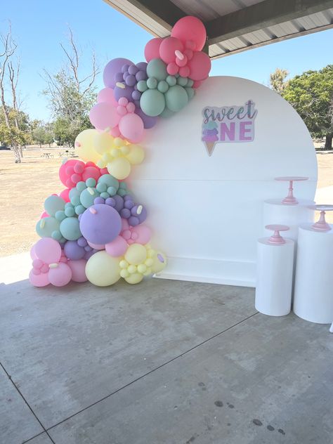 Round backdrop sprinkle balloon garland sweetone sign cylinders and cake stands Simple Cake Backdrop, Sweet One Birthday Backdrop, Sweet One Balloon Arch, Sprinkles Backdrop, Sprinkle Balloon Arch, First Birthday Arch Backdrop, Two Sweet Balloon Garland, Round Balloon Backdrop, Donut Balloon Garland