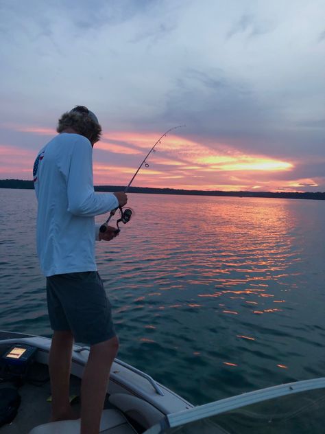 person fishing with a sunset in background. Country Couples, Fishing Sunset, Fishing Couples, Country Summer, Fishing Pictures, Cinnamon Bun, Boy Fishing, Fish Man