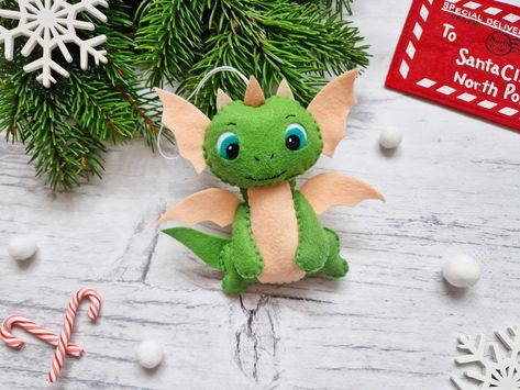 Felt Christmas Tree Ornaments, Dragon Ornament, Felt Dragon, Felt Crafts Patterns, Felt Crafts Christmas, Felt Play Food, Ornament Christmas Tree, Felt Christmas Tree, Green Dragon