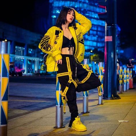 Techwear fit by @larissarochefort on Instagram. Cyberpunk Style Outfit, Techwear Girl Outfit, Techwear Girl, Japanese Techwear, Cyberpunk Streetwear, Cyberpunk Outfit, Cyberpunk Clothing, Techwear Streetwear, Yellow Streetwear